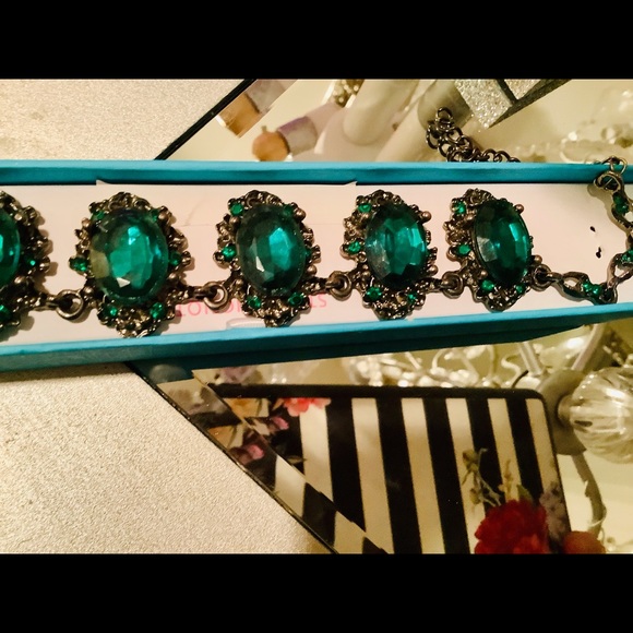 Beautiful Regal emerald green vintage bracelet